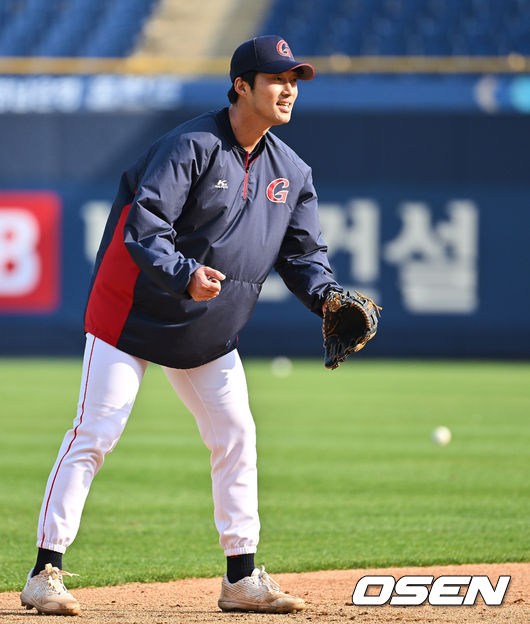 경기 전 롯데 자이언츠 이학주가 래리 서튼 감독이 지켜보는 가운데 훈련을 하고 있다. 2022.04.06 / foto0307@osen.co.kr