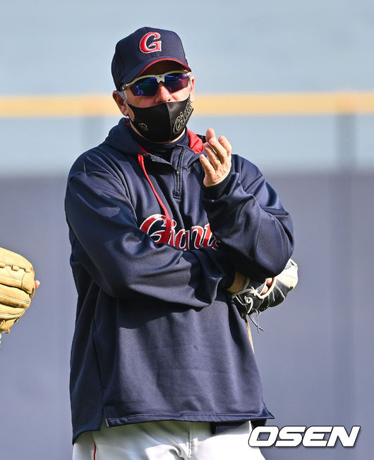 경기 전 롯데 자이언츠 래리 서튼 감독이 이학주의 훈련을 지켜보고 있다. 2022.04.06 / foto0307@osen.co.kr