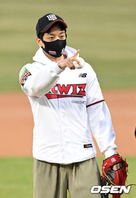시구자로 나선 KT 농구단 허훈이 손짓을 하고 있다. 2022.04.06 / dreamer@osen.co.kr