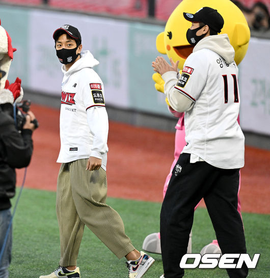 6일 오후 수원 KT위즈파크에서 ’2022 신한은행 SOL KBO리그’ KT 위즈와 SSG 랜더스의 경기가 열렸다.시구-시타자로 나선 KT 농구단 허훈-양홍석이 그라운드에 들어서고 있다. 2022.04.06 / dreamer@osen.co.kr