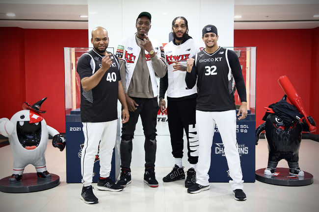 좌측부터 데스파이네-라렌-마이어스-쿠에바스 / KT 위즈 제공