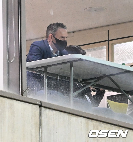 6일 오후 서울 월드컵 경기장에서 ‘하나원큐 K리그1 2022' FC서울과 강원FC의 경기가 열렸다.경기장을 찾은 축구 국가대표팀 벤투 감독이 경기를 지켜보고 있다. 2022.04.06 /cej@osen.co.kr