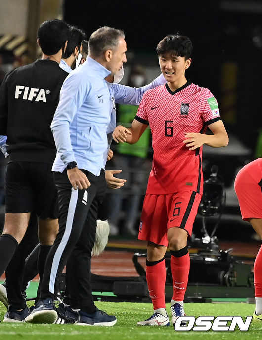 후반 한국 황인범이 선제골을 넣고 벤투 감독과 기뻐하고 있다. 2021.10.07 /jpenws@osen.co.kr