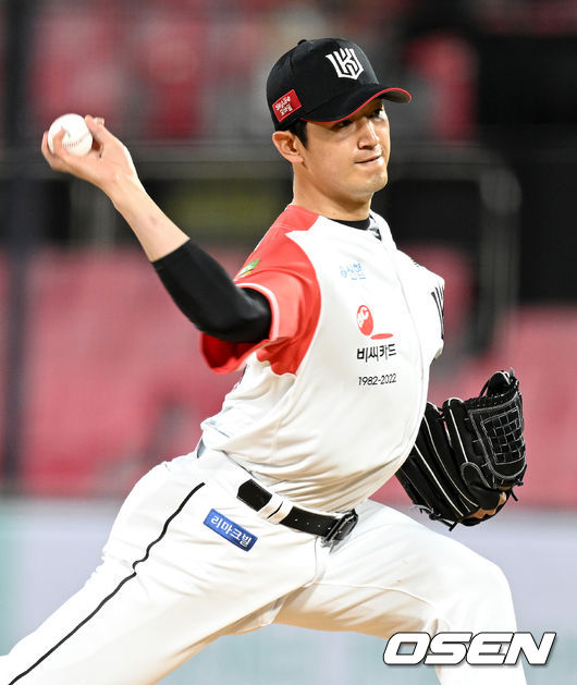 6일 오후 수원 KT위즈파크에서 ’2022 신한은행 SOL KBO리그’ KT 위즈와 SSG 랜더스의 경기가 열렸다.4회초 KT 선발 고영표가 힘차게 공을 뿌리고 있다. 2022.04.06 / dreamer@osen.co.kr