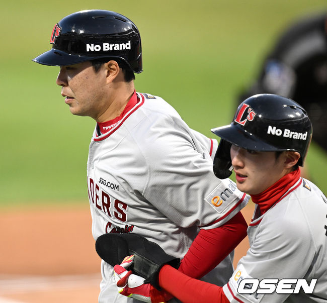 6일 오후 수원 KT위즈파크에서 ’2022 신한은행 SOL KBO리그’ KT 위즈와 SSG 랜더스의 경기가 열렸다.1회초 1사 1, 2루 상황 SSG 한유섬이 선제 우월 스리런포를 날리고 홈을 밟은 뒤 최지훈과 기뻐하고 있다. 2022.04.06 / dreamer@osen.co.kr