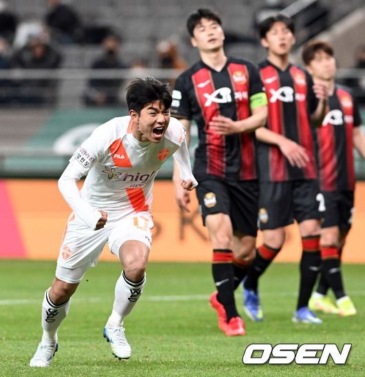 6일 오후 서울 월드컵 경기장에서 ‘하나원큐 K리그1 2022' FC서울과 강원FC의 경기가 열렸다.후반 강원 김대원이 페널티킥으로 팀의 두 번째 골을 넣은 뒤 기뻐하고 있다. 2022.04.06 /cej@osen.co.kr