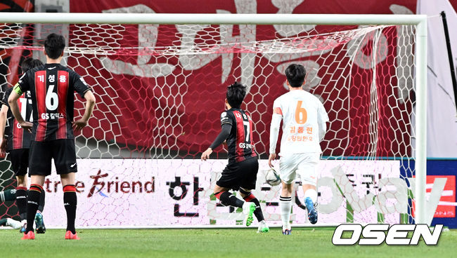 6일 오후 서울 월드컵 경기장에서 ‘하나원큐 K리그1 2022' FC서울과 강원FC의 경기가 열렸다.후반 서울 나상호가 페널티킥으로 팀의 첫 번째 골을 성공하고 있다. 2022.04.06 /cej@osen.co.kr