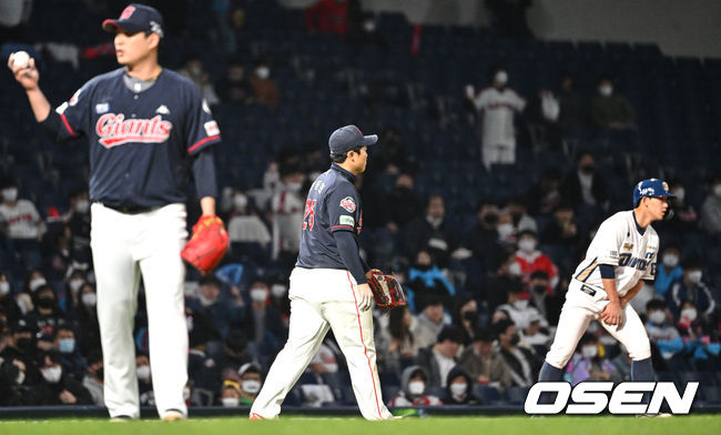 5회 2사 만루에서 수비 실책으로 실점을 허용하고 있는 롯데 한동희 3루수. 2022.04.06 / foto0307@osen.co.kr