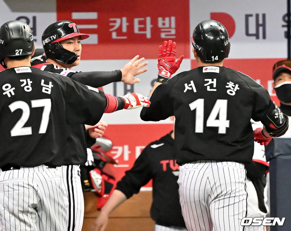 6회초 1사 주자 3루 LG 서건창이 좌익수 희생플라이때 홈을 밟은 LG 오지환이 서건창과 하이파이브를 하고 있다. 2022.04.06 /rumi@osen.co.kr