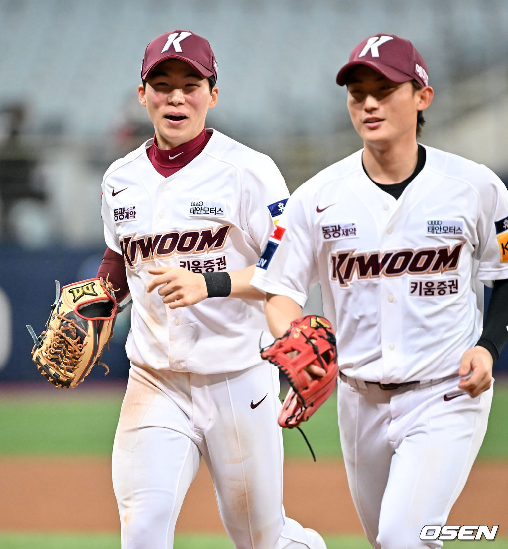 9회초 1사 주자 1,2루 LG 이영빈을 2루수 앞 병살타로 막아낸 키움 2루수 김혜성과 김주형이 환하게 웃고 있다. 2022.04.06 /rumi@osen.co.kr