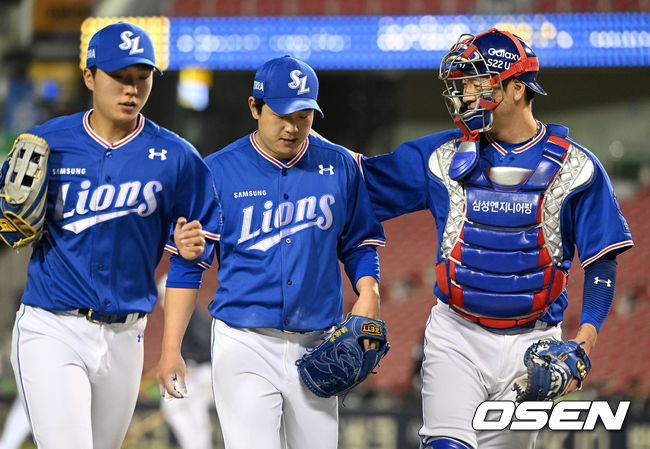 6회말 수비를 마친 삼성 양창섭이 강민호와 이야기를 나누며 더그아웃으로 향하고 있다. 2022.04.06 /jpnews@osen.co.kr