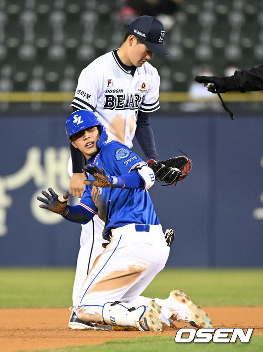 7회초 무사에서 삼성 이재현이 우전 안타를 날리고 두산 김인태가 볼을 놓친 틈을 노려 2루까지 내달리며 타임을 외치고 있다. 2022.04.06 /jpnews@osen.co.kr