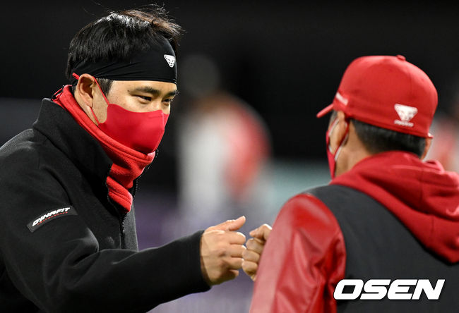 경기를 마치고 SSG 한유섬과 김원형 감독과 인사를 나누고 있다. 2022.04.06 / dreamer@osen.co.kr