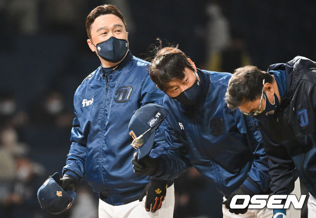 시즌 첫승을 올린 NC 다이노스 이동욱 감독과 코치들이 팬들에게 인사를 하고 있다. 2022.04.06 / foto0307@osen.co.kr