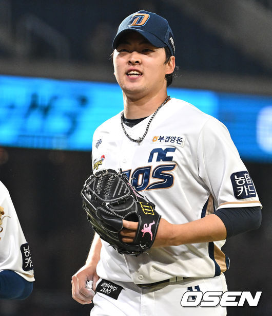 NC 다이노스 송명기가 4회초 2사 1루 한동희의 2루 땅볼로 잡고 미소짓고 있다. 2022.04.06 / foto0307@osen.co.kr