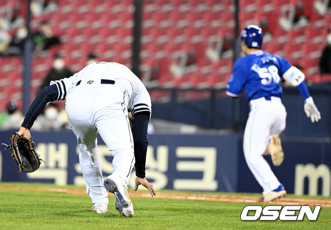 5회초 무사 1루에서 두산 곽빈이 삼성 김지찬의 보내기 번트에 실책을 범하고 있다. 2022.04.06 /jpnews@osen.co.kr