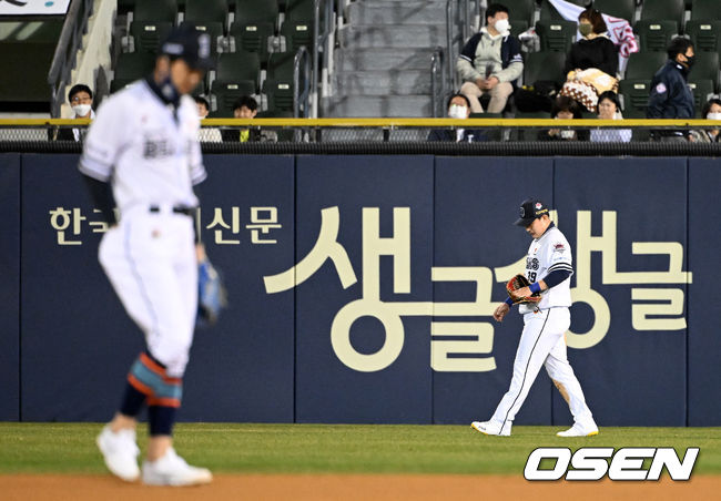 7회초 무사에서 두산 김인태가 삼성 이재현의 우전 안타에 볼을 더듬으며 2루까지 진루를 허용, 아쉬워하고 있다. 2022.04.06 