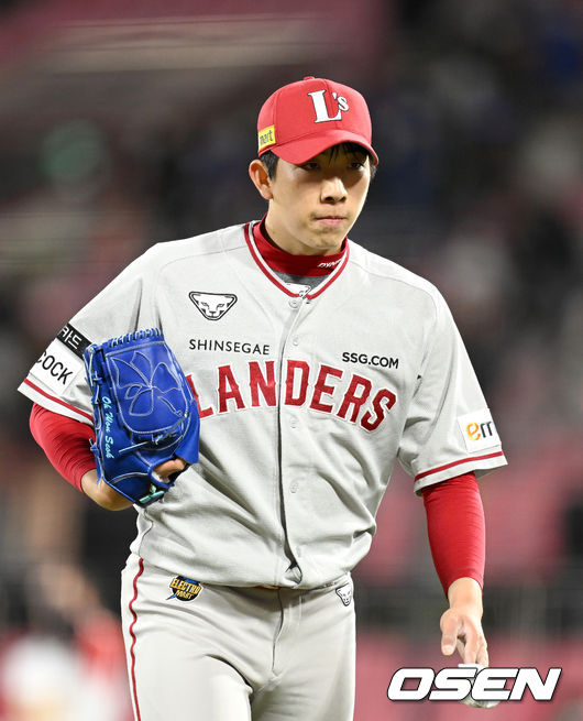 6일 오후 수원 KT위즈파크에서 ’2022 신한은행 SOL KBO리그’ KT 위즈와 SSG 랜더스의 경기가 열렸다.3회말 2사 만루 상황 SSG 선발 오원석이 KT 라모스를 삼진으로 이끌며 무실점으로 이닝을 마무리한 뒤 더그아웃으로 향하고 있다. 2022.04.06 / dreamer@osen.co.kr