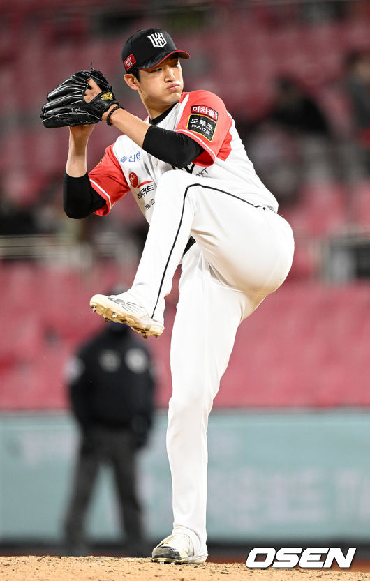 6일 오후 수원 KT위즈파크에서 ’2022 신한은행 SOL KBO리그’ KT 위즈와 SSG 랜더스의 경기가 열렸다.8회초 SSG 타선을 상대로 KT 선발 고영표가 힘차게 공을 뿌리고 있다. 2022.04.06 / dreamer@osen.co.kr