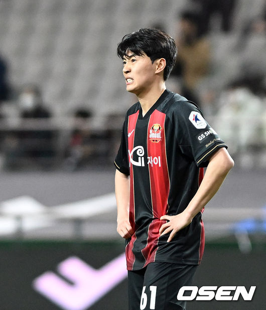 '최용수 더비'에서 승자는 나오지 않았다.강원FC는 6일 오후 7시30분 서울월드컵경기장에서 FC서울과 '하나원큐 K리그1 2022' 8라운드 경기를 치러 2-2 무승부를 기록했다.경기 종료 후 서울 한승규가무승부에 아쉬워하고 있다. 2022.04.06 /cej@osen.co.kr