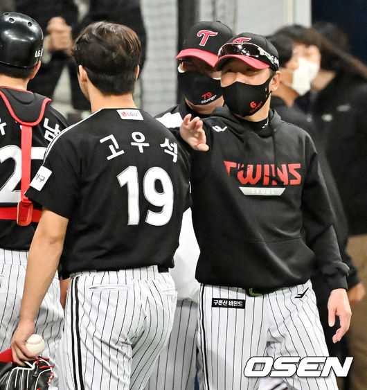 6일 경기를 마치고 LG 고우석이 류지현 감독의 축하를 받고 있다. 2022.04.06 /rumi@osen.co.kr