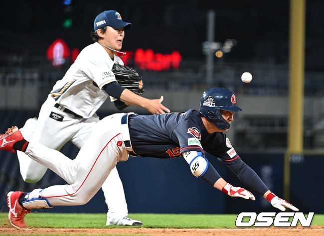 롯데 자이언츠 이학주가 3회초 1사 기습번트를 대고 1루에서 슬라이딩을 시도하고 있다. 2022.04.06 / foto0307@osen.co.kr
