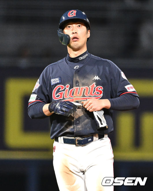 롯데 자이언츠 이학주가 5회초 1사 1,2루 안치홍의 3루 땅볼때 병살 당하고 아쉬운 표정을 짓고 있다. 2022.04.06 / foto0307@osen.co.kr