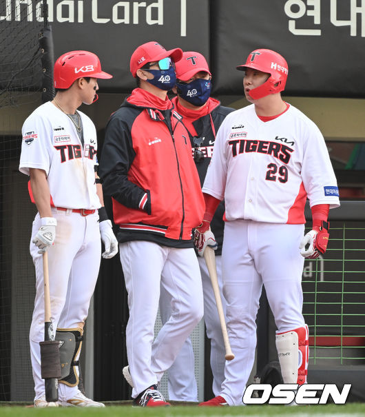 지난 3일 LG 트윈스전 8회말 1사 1,2루에서 KIA 나지완이 대타를 준비하고 있다. 2022.04.03 /sunday@osen.co.kr