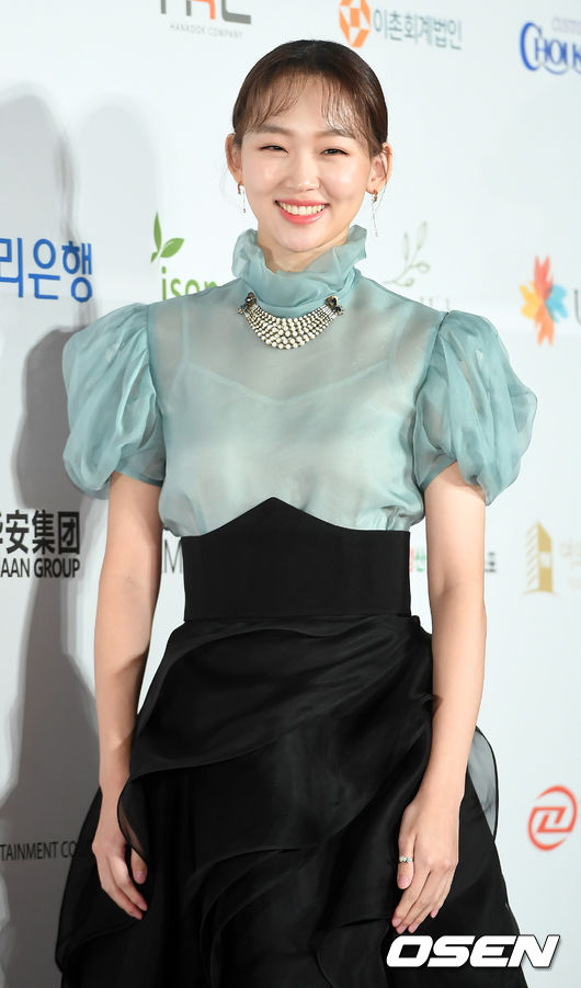 22일 오후 서울 종로구 세종문화회관 대극장 야외무대에서 열린 '제55회 대종상영화제' 레드카펫 행사에서 진기주가 레드카펫을 밟고 있다./ rumi@osen.co.kr
