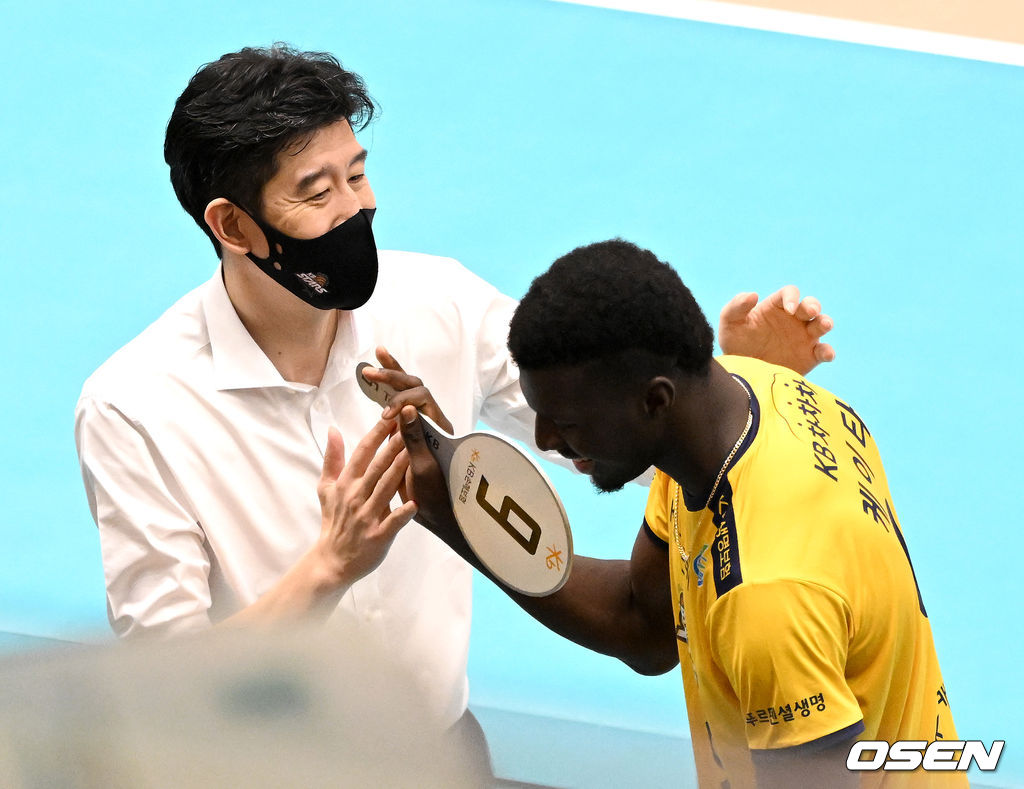 KB손해보험 후인정 감독과 케이타. /OSEN DB