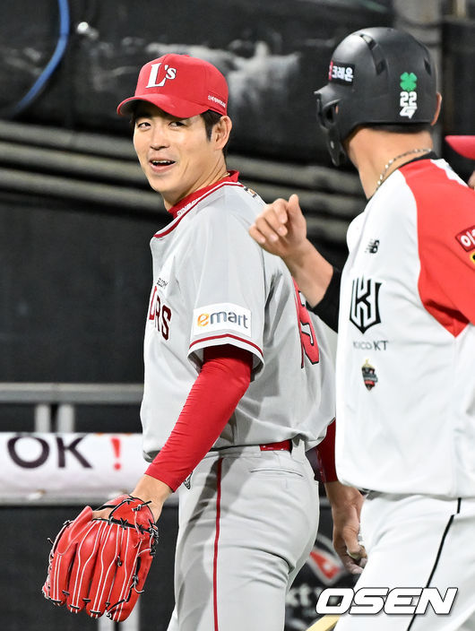 7일 오후 수원 KT위즈파크에서 ’2022 신한은행 SOL KBO리그’ KT 위즈와 SSG 랜더스의 경기가 열렸다.5회말을 마친 SSG 선발 이태양이 덕아웃으로 들어가며 장성우와 즐겁게 얘기를 나누고 있다. 2022.04.07 /rumi@osen.co.kr