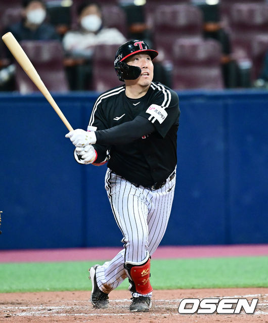 7일 오후 서울 고척스카이돔에서 2022 신한은행 SOL KBO 리그' 키움 히어로즈의 LG 트윈스의 경기가 진행됐다.5회초 2사 LG 김현수가 솔로홈런을 날리고 있다. 2022.04.07 / soul1014@osen.co.kr