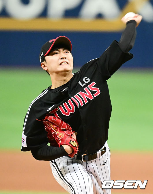 7일 오후 서울 고척스카이돔에서 2022 신한은행 SOL KBO 리그' 키움 히어로즈의 LG 트윈스의 경기가 진행됐다. 1회말 LG 선발투수 김윤식이 역투하고 있다. 2022.04.07 / soul1014@osen.co.kr