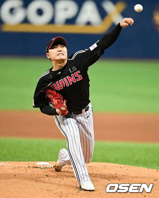 7일 오후 서울 고척스카이돔에서 2022 신한은행 SOL KBO 리그' 키움 히어로즈의 LG 트윈스의 경기가 진행됐다.1회말 LG 선발투수 김윤식이 역투하고 있다. 2022.04.07 