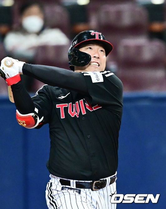 7일 오후 서울 고척스카이돔에서 2022 신한은행 SOL KBO 리그' 키움 히어로즈의 LG 트윈스의 경기가 진행됐다. 5회초 2사 LG 김현수가 솔로 홈런을 날리고 있다. 2022.04.07 / soul1014@osen.co.kr