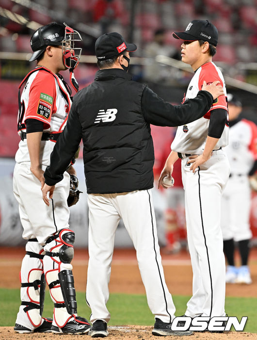 4회초 2사 주자 1,2루 SSG 최정 타석에서 KT 선발 소형준이 김태한 코치와 얘기를 나누고 있다. 2022.04.07 /rumi@osen.co.kr