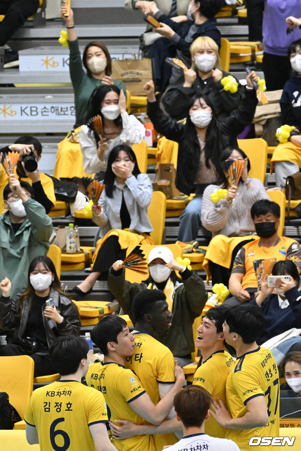 7일 오후 경기도 의정부체육관에서 프로배구 도드람 2021-2022 V리그 남자부 챔피언결정 2차전 KB손해보험과 대한항공의 경기가 열렸다.3세트 득점에 성공한 KB손해보험 선수들이 환호하고 있다. 2022.04.07 /sunday@osen.co.kr