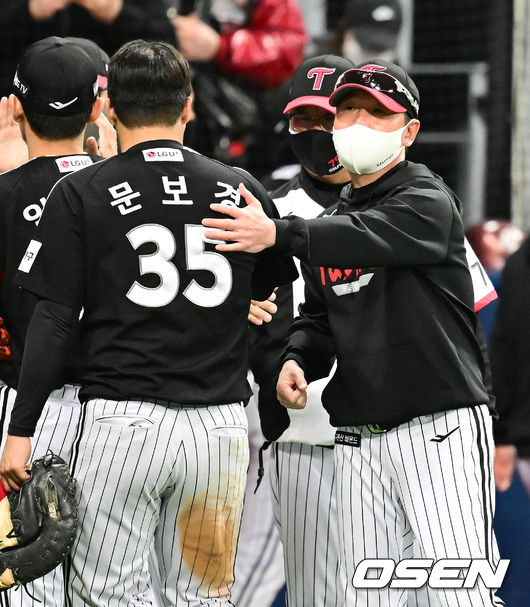 경기종료 후 LG 류지현 감독이 문보경을 축하해주고 있다.  2022.04.07 / soul1014@osen.co.kr