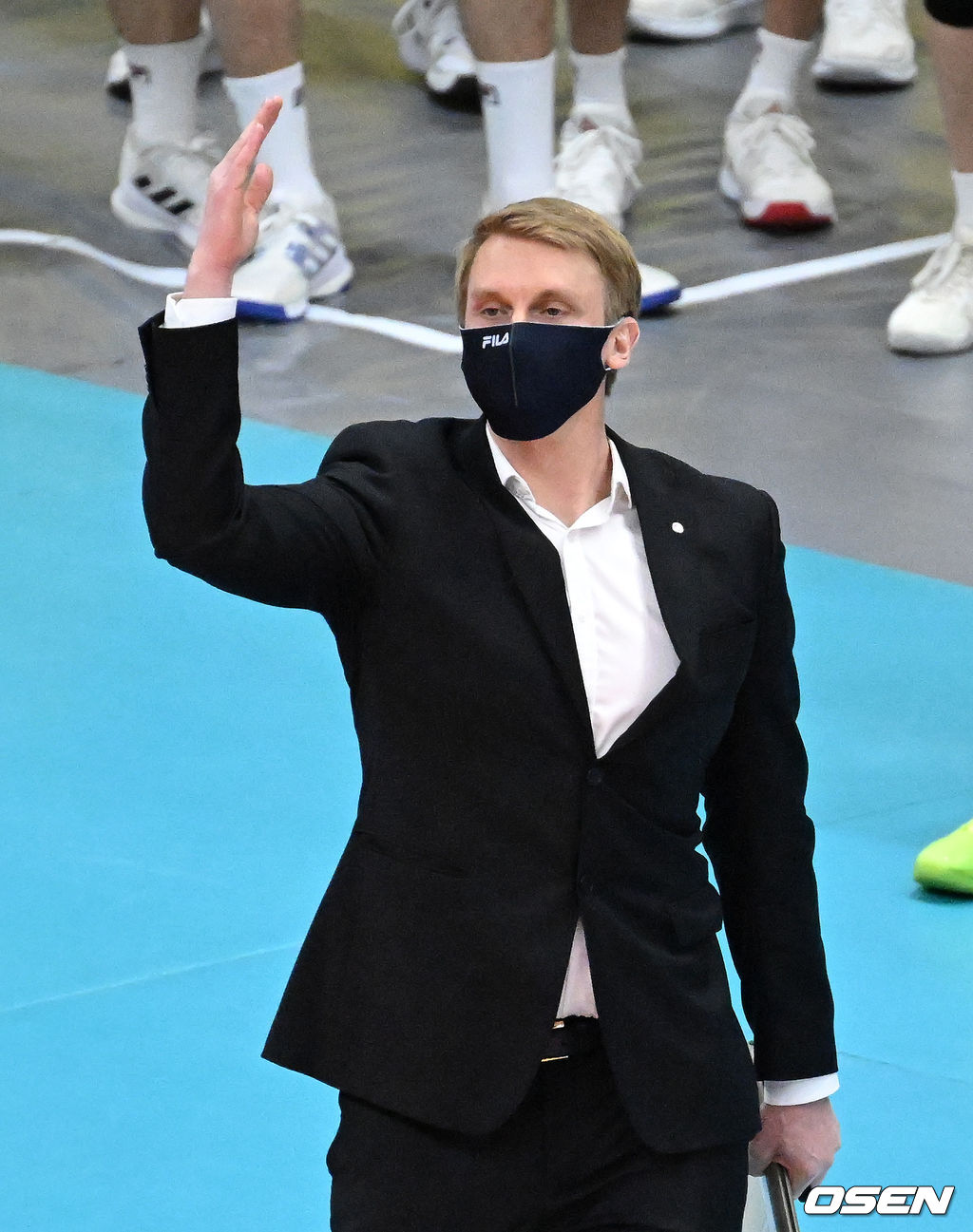 7일 오후 경기도 의정부체육관에서 프로배구 도드람 2021-2022 V리그 남자부 챔피언결정 2차전 KB손해보험과 대한항공의 경기가 열렸다.1세트 대한항공 토미 틸리카이넨 감독이 작전을 지시하고 있다. 2022.04.07 /sunday@osen.co.kr