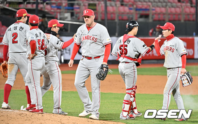 경기를 마치고 SSG 선수들이 승리의 기쁨을 나누고 있다. 2022.04.07 /rumi@osen.co.kr