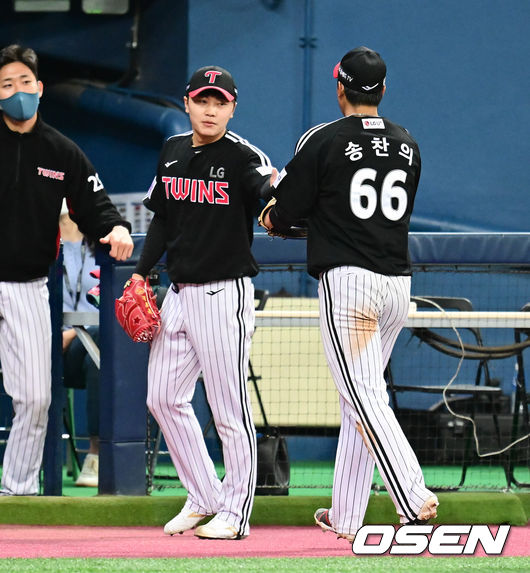 7일 오후 서울 고척스카이돔에서 2022 신한은행 SOL KBO 리그' 키움 히어로즈의 LG 트윈스의 경기가 진행됐다. 5회말 LG 선발투수 김윤식이 키움 김재현의 타구를 호수비 펼치며 잡아낸 송찬의 우격수와 하이파이브를 하고 있다. 2022.04.07 / soul1014@osen.co.kr