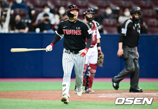7일 오후 서울 고척스카이돔에서 2022 신한은행 SOL KBO 리그' 키움 히어로즈의 LG 트윈스의 경기가 진행됐다.4회초 LG 선두타자 문보경이 솔로홈런을 날리고 타구를 바라보고 있다. 2022.04.07 / soul1014@osen.co.kr