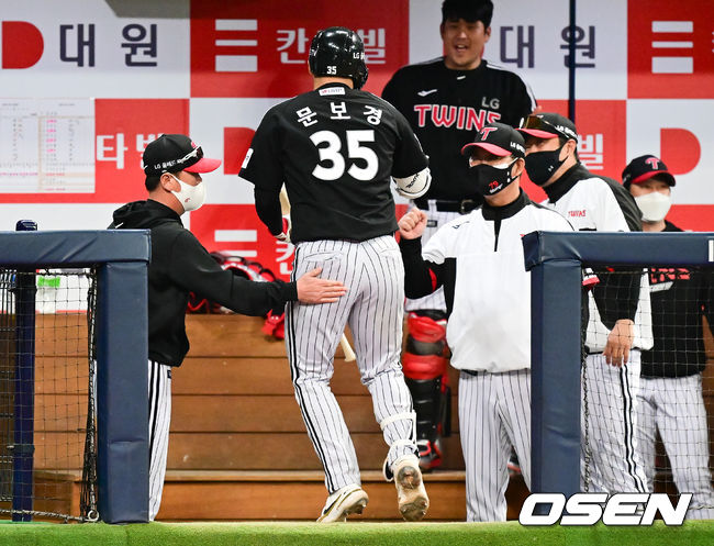 7일 오후 서울 고척스카이돔에서 2022 신한은행 SOL KBO 리그' 키움 히어로즈의 LG 트윈스의 경기가 진행됐다.4회초 LG 선두타자 문보경이 솔로홈런을 날리고 류지현 감독의 축하를 받고 있다 2022.04.07 / soul1014@osen.co.kr