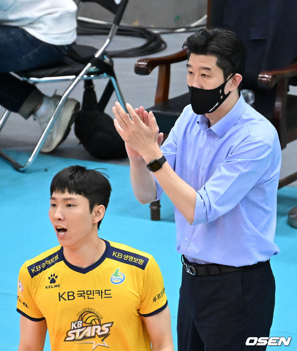 7일 오후 경기도 의정부체육관에서 프로배구 도드람 2021-2022 V리그 남자부 챔피언결정 2차전 KB손해보험과 대한항공의 경기가 열렸다.1세트 KB손해보험 후인정 감독이 득점에 박수를 치고 있다. 2022.04.07 /sunday@osen.co.kr