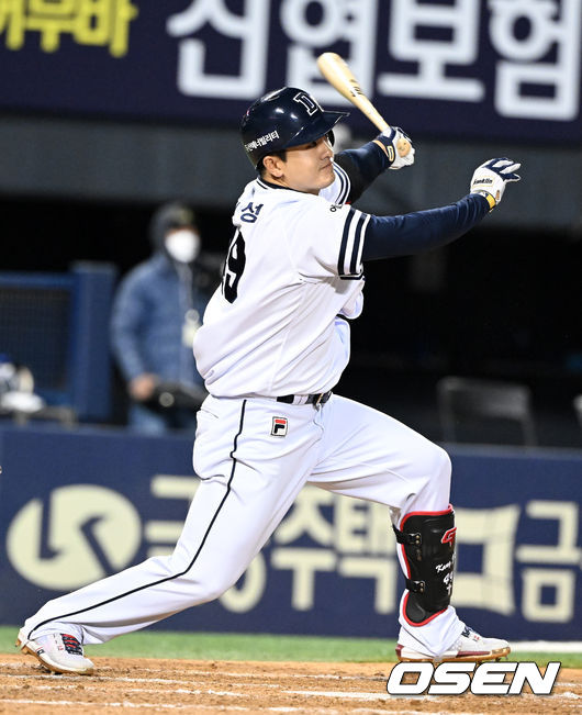 8회말 2사 1,3루에서 두산 강진성이 동점 1타점 우전 적시타를 날리고 있다. 2022.04.07 /jpnews@osen.co.kr