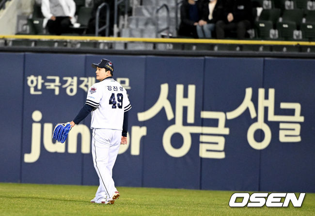 3회초 무사 2,3루에서 두산 강진성이 삼성 강민호의 2타점 우전 적시타 타구를 잡지 못하며 아쉬워하고 있다. 2022.04.07 /jpnews@osen.co.kr