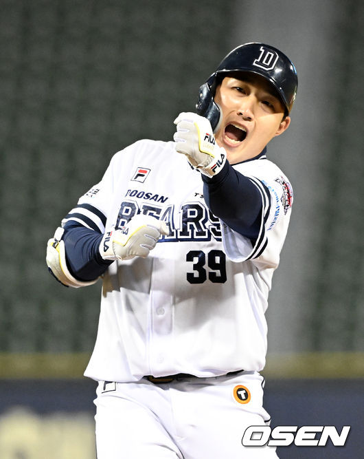 8회말 2사 1,3루에서 두산 김인태가 역전 1타점 중전 적시타를 날리고 기뻐하고 있다. 2022.04.07 /jpnews@osen.co.kr