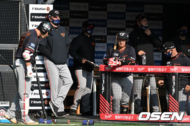 한화 수베로 감독이 덕아웃에서 경기를 지켜보고 있다. 2022.04.03 /OSEN DB