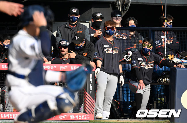 9회 한화 선수들이 경기를 지켜보고 있다. 2022.04.03 /OSEN DB
