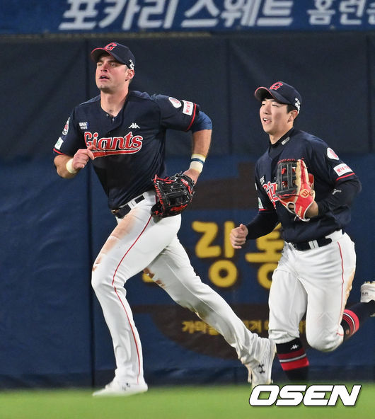 롯데 자이언츠 피터스가 7회말 2사 1,2루 NC 박대온의 안타성 타구 잡고 실점 막은 후 기뻐하고 있다. 2022.04.07 / foto0307@osen.co.kr